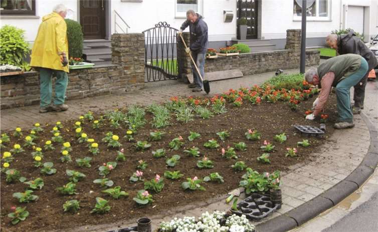 Im Frühjahr und im Herbst wird das Blumenbeet gestaltet.privat