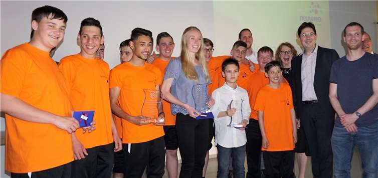 Im Fußball macht der Carl-Orff-Schule keiner war vor: Das Team ist Mannschaft des Jahres. Fotos: FF