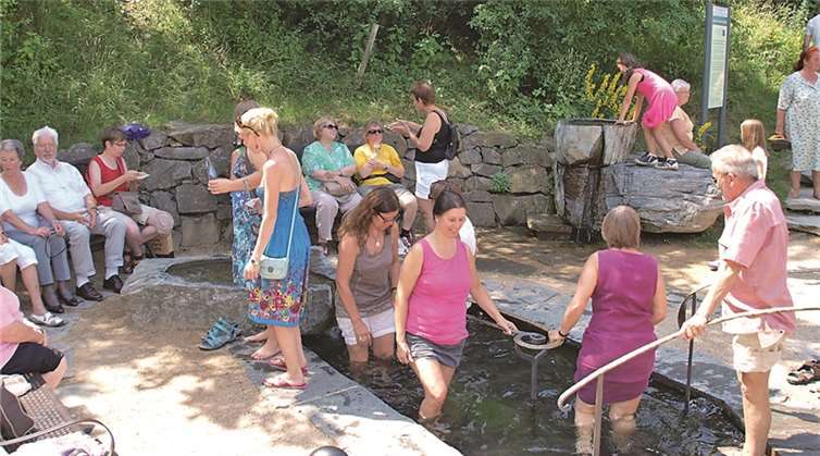 Im “Gänsemarsch“ ging es durch das Wasser-Tretbecken – ein Ansturm bei einer Gluthitze.