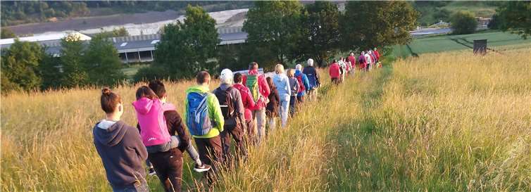 Im Gänsemarsch ging es für die Frühaufsteher im Morgensonnenschein in Richtung Tal. Fotos: Gerhard Thome