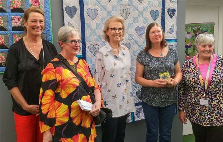 Im Garten der Schmetterlinge wurde die Ausstellung „Augenblicke, eingefangen in facettenreichen Quilts“ eröffnet. Foto: privat