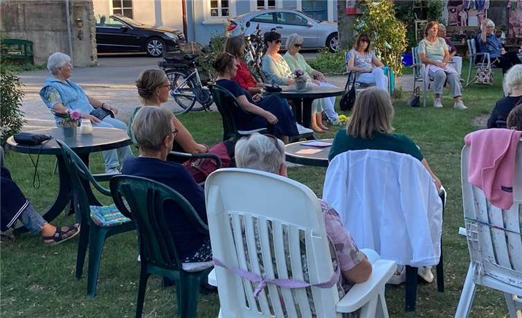 Im Garten des Christinen-Stiftes versammelten sich zahlreiche Frauen.