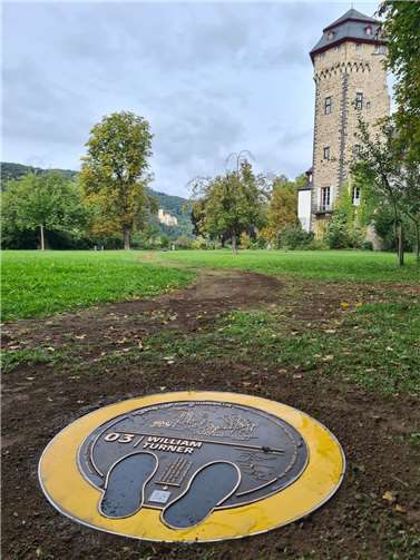 Im Garten des Martinschlosses in Lahnstein mit Blick auf das Martinschloss und Schloss Stolzenfels