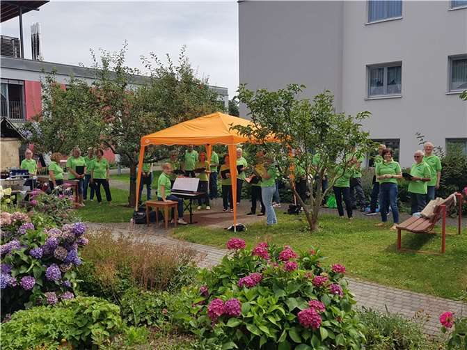 Im Garten des Seniorenheims des Hospitalfonds trugen der Chor einen teils schmissigen, teils berührenden Melodienstrauß vor. Foto: privat