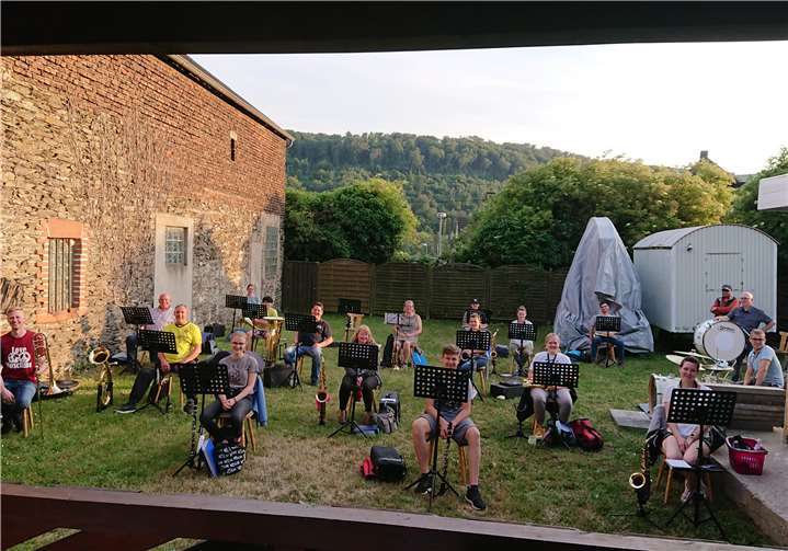 Im Garten des Vereinsheims wurde unter Einhaltung der Hygienevorschriften geprobt. Foto: privat