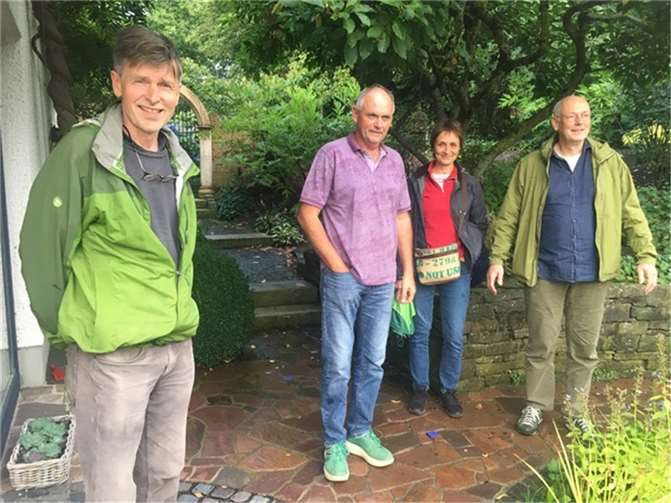 Im Garten von Walter Schmitz zu Gast: Direktkandidat Martin Schmitt rechts, Annette Mannschott neben Walter Schmitz und ganz links Florian Trummer. Foto: Annette Mannschott
