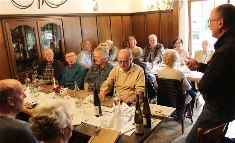 Im Gasthaus „Traube“ wurde das Jahreskapitel der Mönchsberger Weinbruderschaft Niederfell veranstaltet. Foto: privat