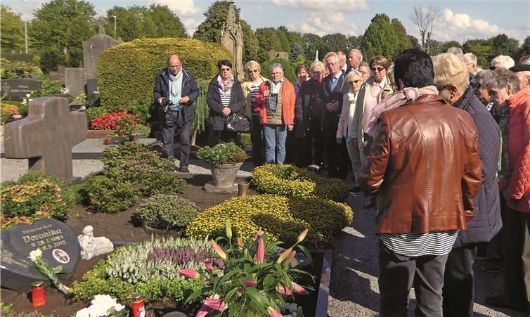 Im Gebet gedachten die Dompilger auch der ehemaligen Oberbürgermeisterin Veronika Fischer an deren Grabesstätte in Strealen.