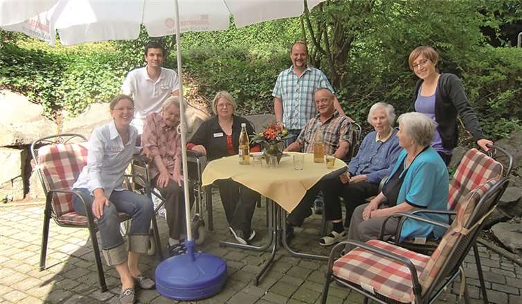 Im Gedenken an Marie-Luise Grochowski trafen sich Bewohner und Mitarbeiter des St.Johanniter-Hauses sowie Verwandte der verstorbenen Mitarbeiterin des Hauses auf der neu gestalteten Terrasse. privat