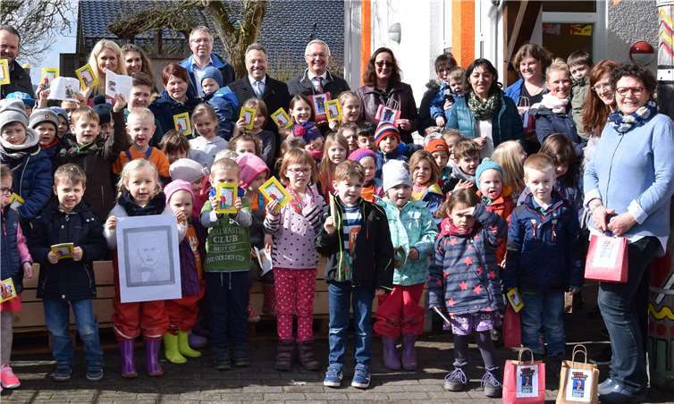 Im Gedenken an den historischen Brotverein, der die Grundlage für die heutige internationale Raiffeisen-Genossenschaftsbewegung bildet, wurde das kreisübergreifende Umweltbildungsprojekt „Vom Korn zum Brot“ aufgebaut. Landrat Achim Hallerbach übergab im Beisein von Verbandsbürgermeister Hans Werner Breithausen, Ortsbürgermeisterin Rita Lehnert und Ortsbürgermeister Achim Braasch im Kindergarten Oberhonnefeld das Saatgut, Hochbeete und Raiffeisen-Biographien an die Vertreter der Kindergärten und Grundschulen an der Raiffeisen- Straße.Kreisverwaltung Neuwied