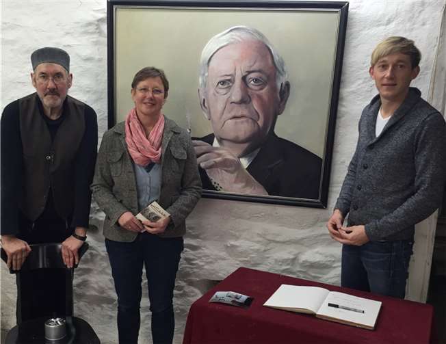 Im Gedenken an den verstorbenen Politiker hat der Andernacher Künstler Heribert Elzer (l.) ein Porträt des früheren Bundeskanzlers angefertigt und dieses im Rahmen einer Installation in seinem Atelier in der Eisengasse 20 direkt am Andernacher Marktplatz ausgestellt. Zudem wurde hier ein Kondolenzbuch seitens der regionalen Sozialdemokratie ausgelegt. „Er war einer von uns!“ betonen MdL Marc Ruland, Vorsitzender der Sozialdemokraten im Landkreis, und seine Stellvertreterin Karin Küsel-Ferber. privat