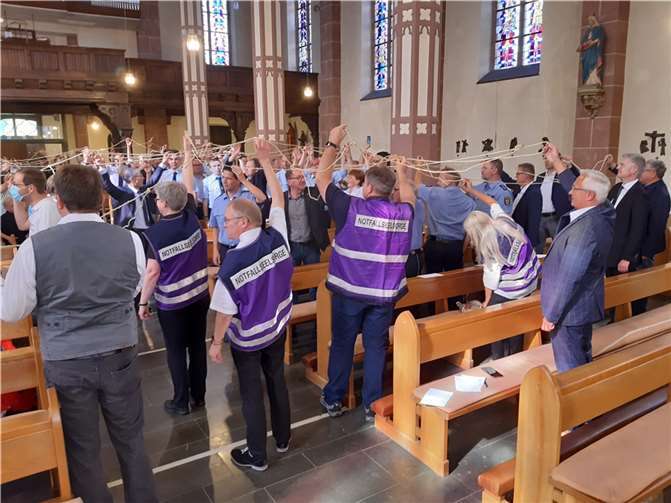 Im Gedenken an die Flutkatastrophe vor einem Jahr, hat sich die „Blaulichtfamilie“ in Neustadt zu einem gemeinsamen Gottesdienst getroffen. Foto: Kreisverwaltung