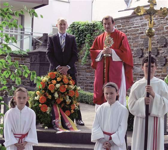 Im Gedenken an die Gefallenen der beiden Weltkriege, wurde an deren Ehrenmal, nach dem Festhochamt, traditionell ein Kranz niedergelegt.