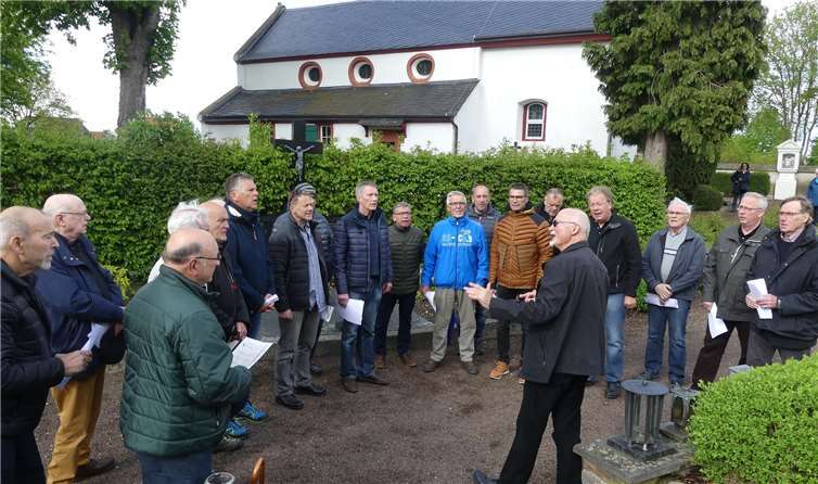 Im Gedenken an die Kriegsopfer die sang der Chor unterder Leitung von Klaus Bierbrauer frommes Liedgut.