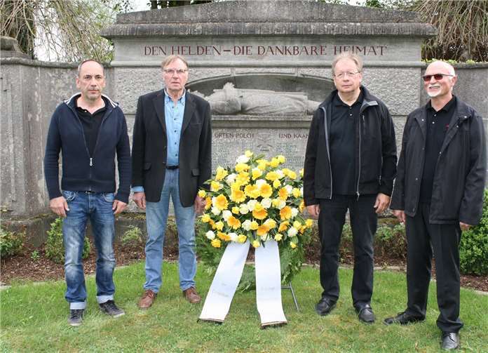Im Gedenken an die Kriegsopfer legte derVorstand des Männerchores einen Kranz nieder.