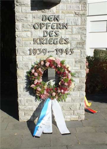 Im Gedenken wurde ein Kranz am Denkmal befestigt. Privat