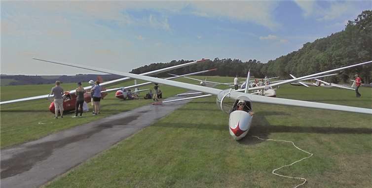 Im Gegensatz zu den in der Segelflug-Liga eingesetzten, modernen Segelflugzeuge aus Glasfaserkunststoff sehen die für das Jugendvergleichsfliegen verwendeten Übungsflugzeuge aus Holz und Spannstoff recht antiquiert aus. Kein Wunder, sind sie doch teilweise über 50 Jahre alt.