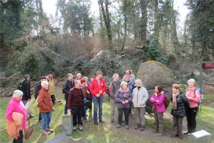 Im Gelände des Rauscherparks die Wandergruppe mit einer Basaltbombe.privat