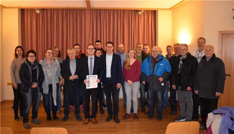 Im Gemeindehaus begrüßte Ortsbürgermeister Fischer noch einmal alle Bürgerinnen und Bürger, sowie die Vertreter und Vertreterinnen von Verbandsgemeinde und Kreisverwaltung. Quelle: Kreiswerke Cochem-Zell