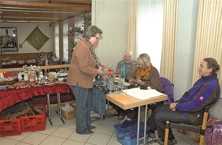 Im Gemeindehaus konnte man einer Glasschleiferin bei der Arbeit zusehen - und natürlich auch das eine oder andere der filigranen Kunstwerke käuflich erstehen.