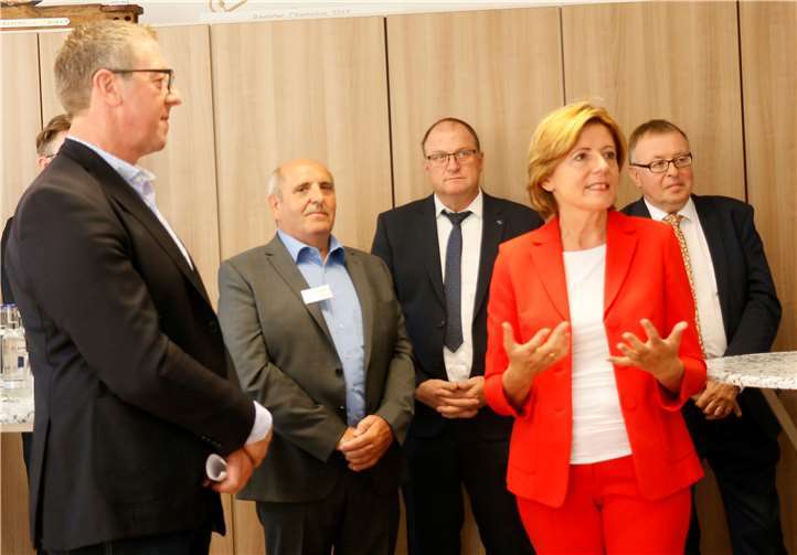 Im Gemeindehaus stellte sich die Ministerpräsidentin den Fragen der Bürgerinnen und Bürger. Hörten zu: (v.li.) Erster Beigeordneter Udo Breuer, Ortsbürgermeister Ewald Neiß, Bürgermeister der Verbandsgemeinde Guido Nisius und Landrat Jürgen Pföhler.