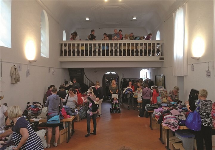 Im Gemeindesaal konnten die Besucher in aller Ruhe stöbern.  privat