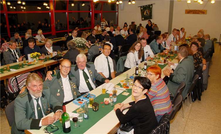 Im Gemeinschaftshaus von Giershofen wurde mit vielen befreundeten Vereinen kräftig gefeiert. Fotos: KER