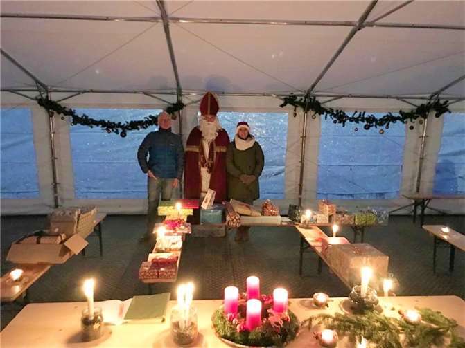 Im Gemeinschaftszelt in Rech, welches den Menschen seit der Flut als Begegnungsstätte dient, wurden Kerzen angezündet, die für eine besinnliche Weihnachtsstimmung gesorgt haben.