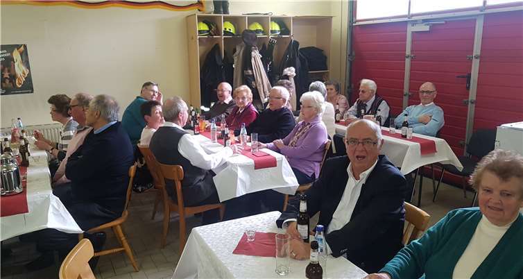 Im Gerätehaus der Feuerwehr ging der Frühschoppen nahtlos in einen Dämmerschoppen über.  privat