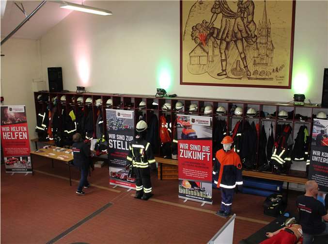 Im Gerätehaus hatte man auf Stellwändendie vielfältigen Aufgaben der Feuerwehr dargestellt.