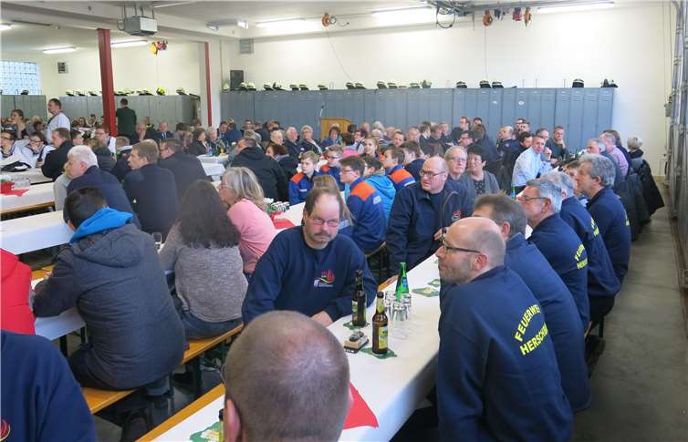 Im Gerätehaus herrschte eine urige Atmosphäre. Fotos: WR