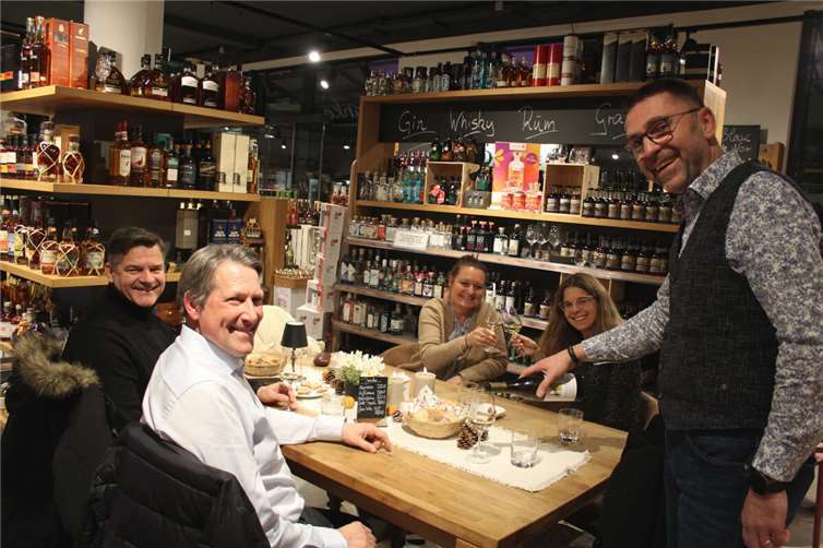 Im Geschäft von Volker Danko (rechts) grüßte das Weinland Spanien die Weinregion Ahrtal.  Fotos: DU