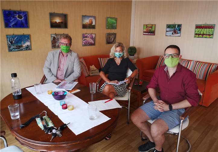 Im Gespräch: Geschäftsführer Thomas Hoffmann (li), Dr. Anna Köbberling (Mitte) und Dennis Feldmann (re.). Foto: privat