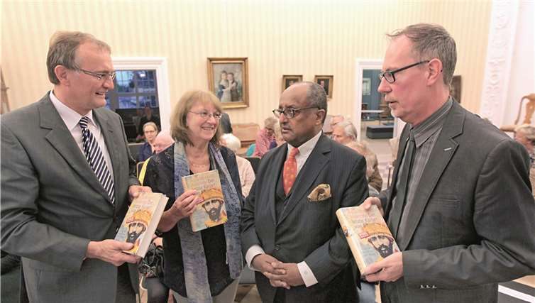 Im Gespräch: Landrat Rainer Kaul, Maria Bastian-Erll (Programmleiterin der Westerwälder Literaturtage), Prinz Asfa-Wossen Asserate und Museumsdirektor Bernd Willscheid (v.l.n.r.). ©Jörg Niebergall