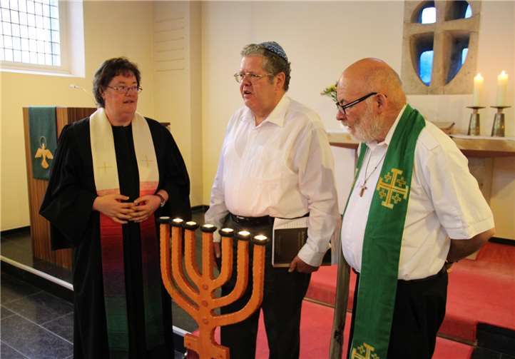 Im Gespräch: Pfarrerin Antje Müller, Dr. Christoph Simonis von der jüdischen Gemeinde Koblenz und Pfarrer Wolfgang Steinmetz, Schulseelsorger aus Frankfurt.