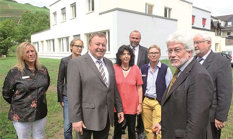 Im Gespräch bei der Ehrenwall´schen Klinik, wo die Tagesklinik (hinten) für 2,1 Millionen Euro ausgebaut wird: Eva Löbbecke-Wiemers (von links), Dr. Inken Roos, Dr. Jürgen Pföhler, Dr. Susanna Smolenski, Dr. Stefan Voss, Dr. Christiane Tholen-Rudolph, Dr. Christoph Smolenski und Klaus Kniel. KV-AW