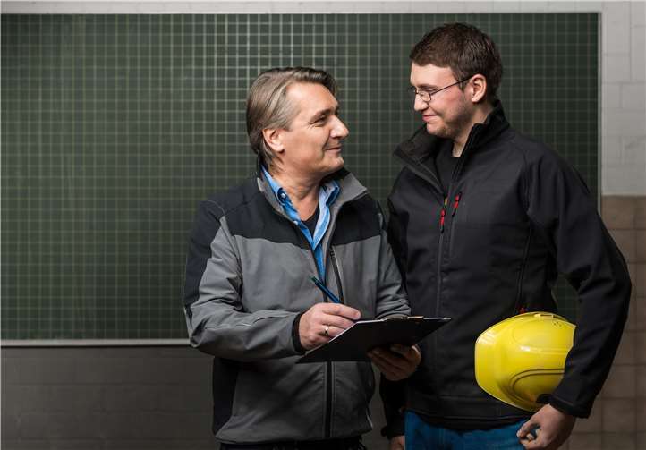 Im Gespräch für Sicherheit und Gesundheit: Sicherheitsbeauftragte sind für Kolleginnen und Kollegen wichtige Ansprechpersonen für den Arbeitsschutz. Foto: DGUV