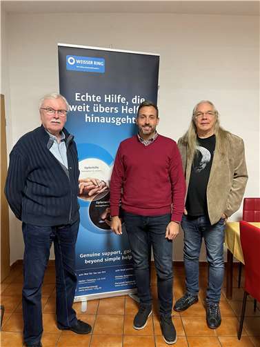 Im Gespräch mit Eberhard Brennholt (l.), Leiter der Außenstelle Mayen-Koblenz und Opferhelfer Mike Jonuleit aus Andernach (r.), erfuhr OB-Kandidat wie der WEISSE RING die Opfer von Straften unterstützt. Foto: privat