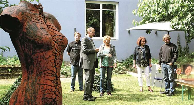 Im Gespräch mit Erika Post erfuhr Schirmherr Rainer Kaul Genaueres über die Technik der Keramikerin.  DL