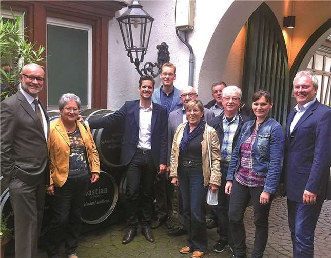 Im Gespräch mit Gastronom Frank Bastian (Mitte) informierten sich die Sprecher für Kultur und Tourismus, Christian Altmaier (4.v.l.) und Wirtschaft, Manfred Bastian (3.v.r.) gemeinsam mit neu gewählten Ratsmitgliedern Ute Hentschel und Thomas Kirsch (rechts) und interessierten SPD-Mitgliedern über das „Weindorf“.privat