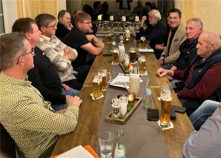 CDU-Stammtisch mit Janick Pape Im Gespräch mit Janick Pape.  Foto:Karl-Heinz Boll