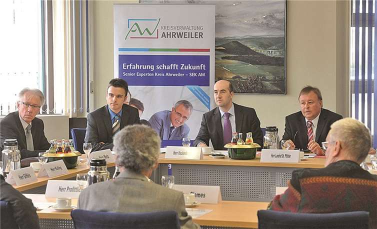 Im Gespräch mit Senior Experten: Mitarbeiter der Kreiswirtschaftsförderung und Dr. Jürgen Pföhler. privat