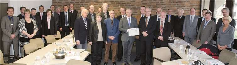 Im Gespräch mit den Fachministerien und den Genehmigungsbehörden aus Rheinland-Pfalz und Nordrhein-Westfalen befinden sich elf Gebietskörperschaften, um die gemeinsamen Bemühungen einer zukunftsorientierten Nutzung von Bio- und Grünabfällen zu erarbeiten. 1.Kreisbeigeordneter Achim Hallerbach (Mitte) überreicht die Zwischenergebnisse der Biomassestudie dem Ministerialdirigenten im Ministerium für Wirtschaft, Klimaschutz, Energie und Landesplanung Rheinland-Pfalz, Dr. Gottfried Jung (rechts) und Vera Reppold, Ministerium für Klimaschutz, Umwelt, Landwirtschaft, Natur- und Verbraucherschutz des Landes Nordrhein-Westfalen (li).KV-NR