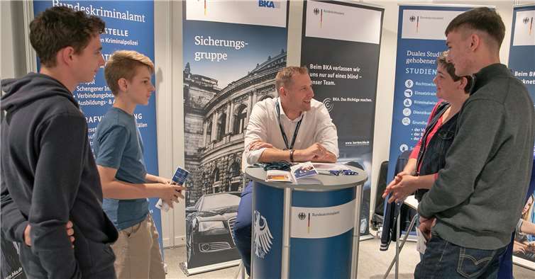 Im Gespräch mit den Personalverantwortlichen, hier vom Bundeskriminalamt, sich die Schüler und ihre Eltern über die Zukunftsperspektiven informieren.