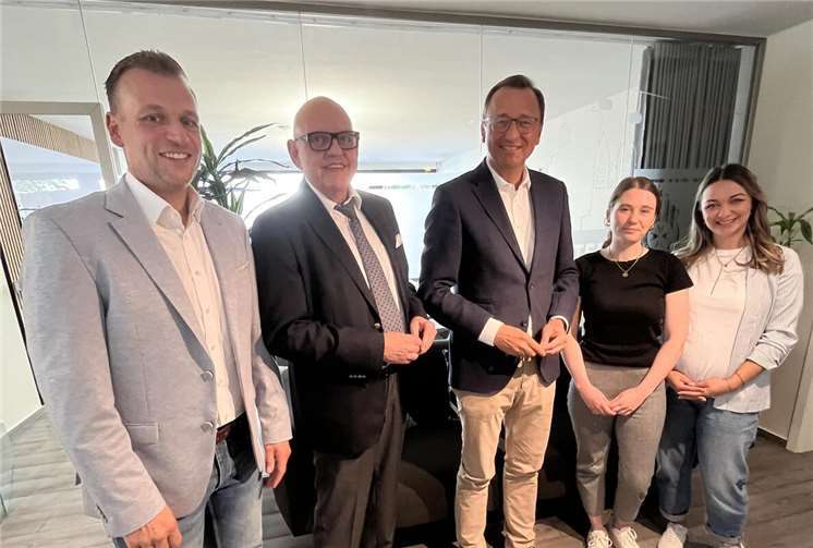 Im Gespräch mit den Vorständen Christian Görg (links) und Dr. Franz Obst (2. von links) sowie Madina Tuschumbekov und Caroline Tegelaers (rechts) erfuhr Josef Oster viel Interessantes über die Aufgaben und Herausforderungen der Johanniter.  Foto: Michaela Cetto
