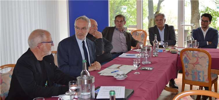Im Gespräch mit der Straßenbauer-Innung Koblenz: Bert Flöck (2.v.l.), Koblenzer Baudezernent.Fotos: privat