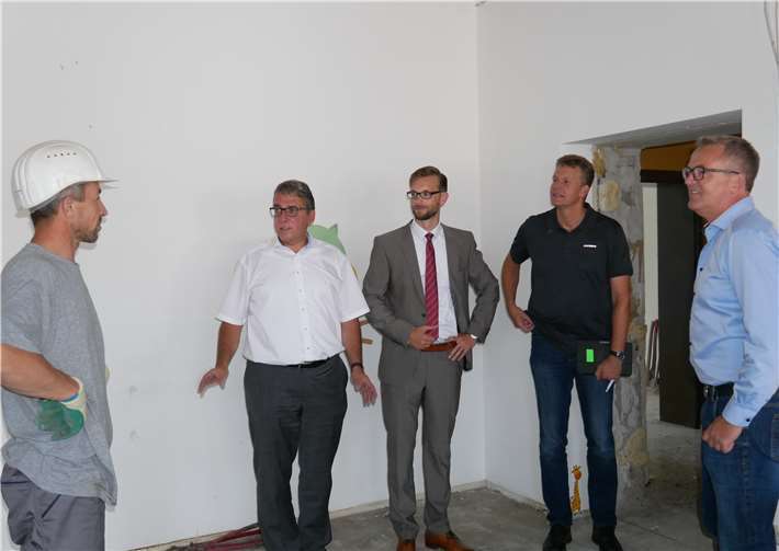 Im Gespräch mit einem Mitarbeiter eines Abbruch-Unternehmens:(v.l.) Erster Beigeordneter Andree Stein, VerbandsgemeindebürgermeisterUlrich Richter-Hopprich, Bauleiter Michael Weidner und Schulleiter Stefan Gleis. Foto: GBA