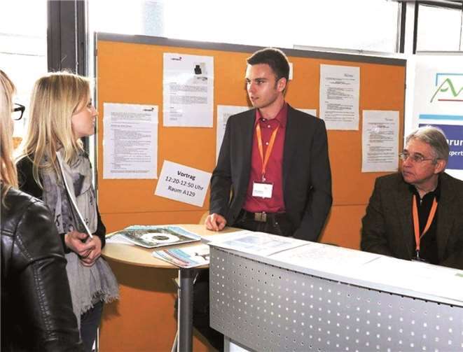 Im Gespräch mit möglichen Fachkräften von Morgen: Christian Weidenbach (Mitte) und Bernd Profittlich (r). Hochschule Koblenz