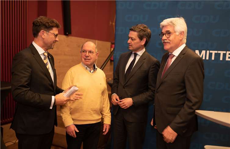 Im Gespräch miteinander sind v. l. Detlef Odenkirchen, Werner Jung, Christian Baldauf und Elmar Lersch zum Thema Europa- und Wirtschaftspolitik. Foto: CDU Kreisgeschäftsstelle Ahrweiler