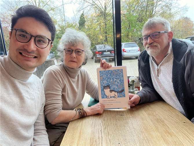 Im Gespräch über Katzenschutz in Koblenz (v.l.): CDU-Stadtrat Philip Rünz, Dr. Birgit Buchholz und Michael Ludewig von der Koblenzer Katzenhilfe.  Foto: Philip Rünz